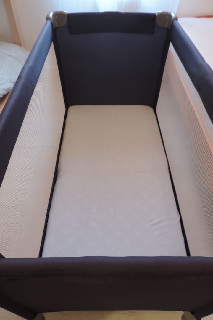 Aire de jeux bleu foncé et beige, vide, vue d'en haut.