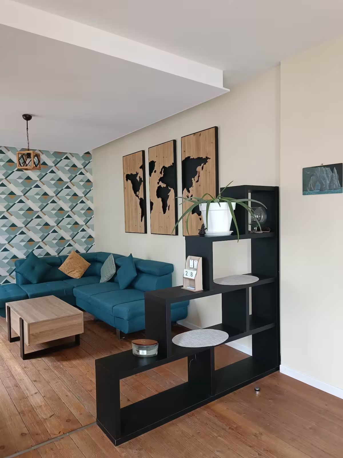 Un salon avec un canapé, une table basse et une étagère.