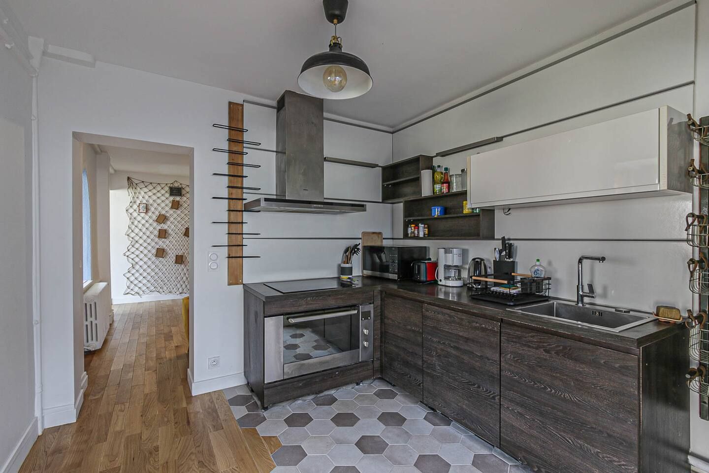 Une cuisine avec des appareils électroménagers en acier inoxydable et des armoires en bois.