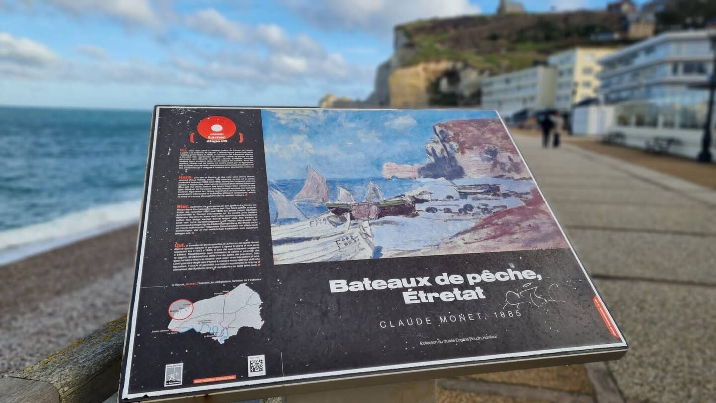 Un panneau avec une image d'une plage et de l'océan dessus.