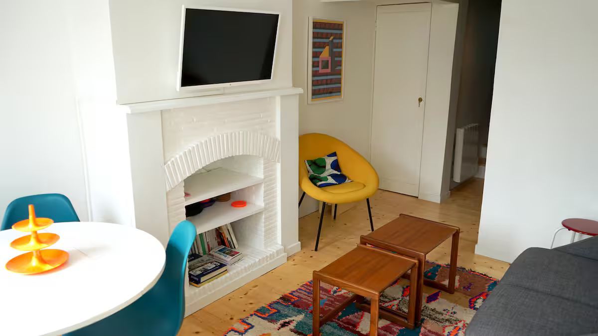 Un salon avec une cheminée et une télévision à écran plat