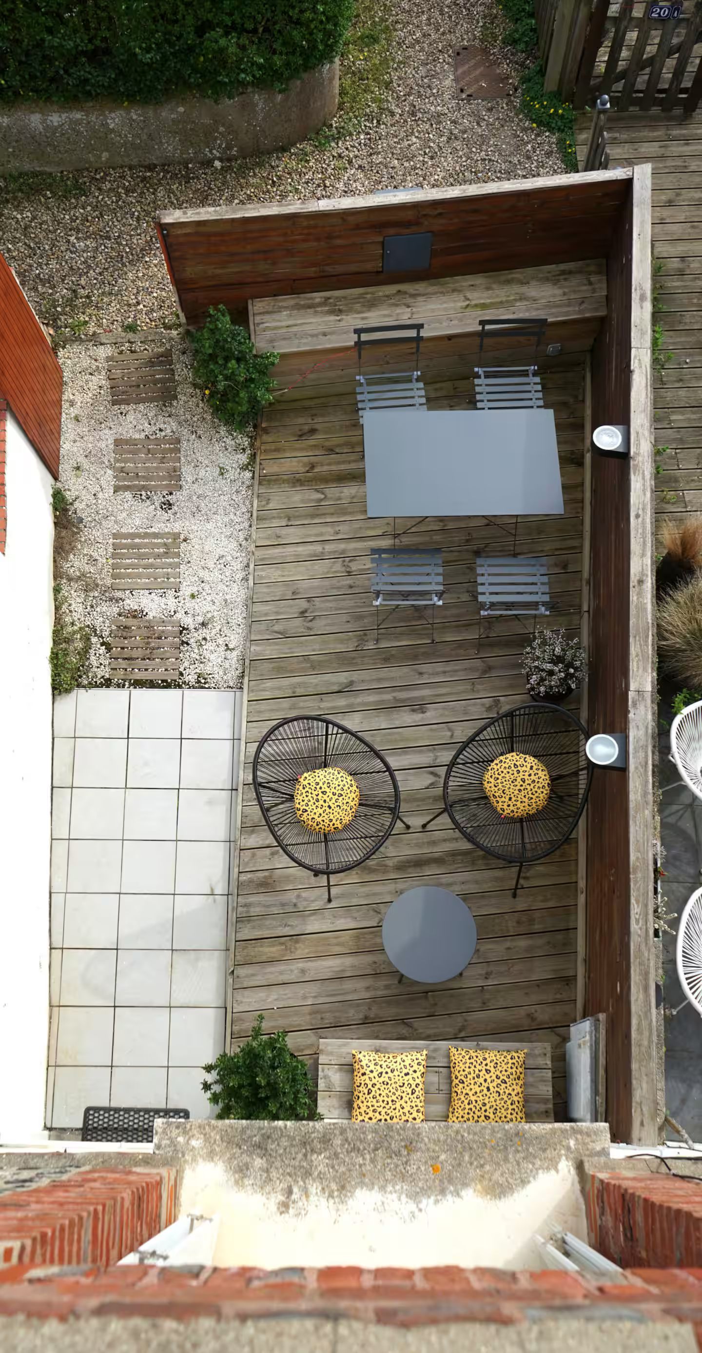 Une vue aérienne d'un patio avec une table et des chaises.