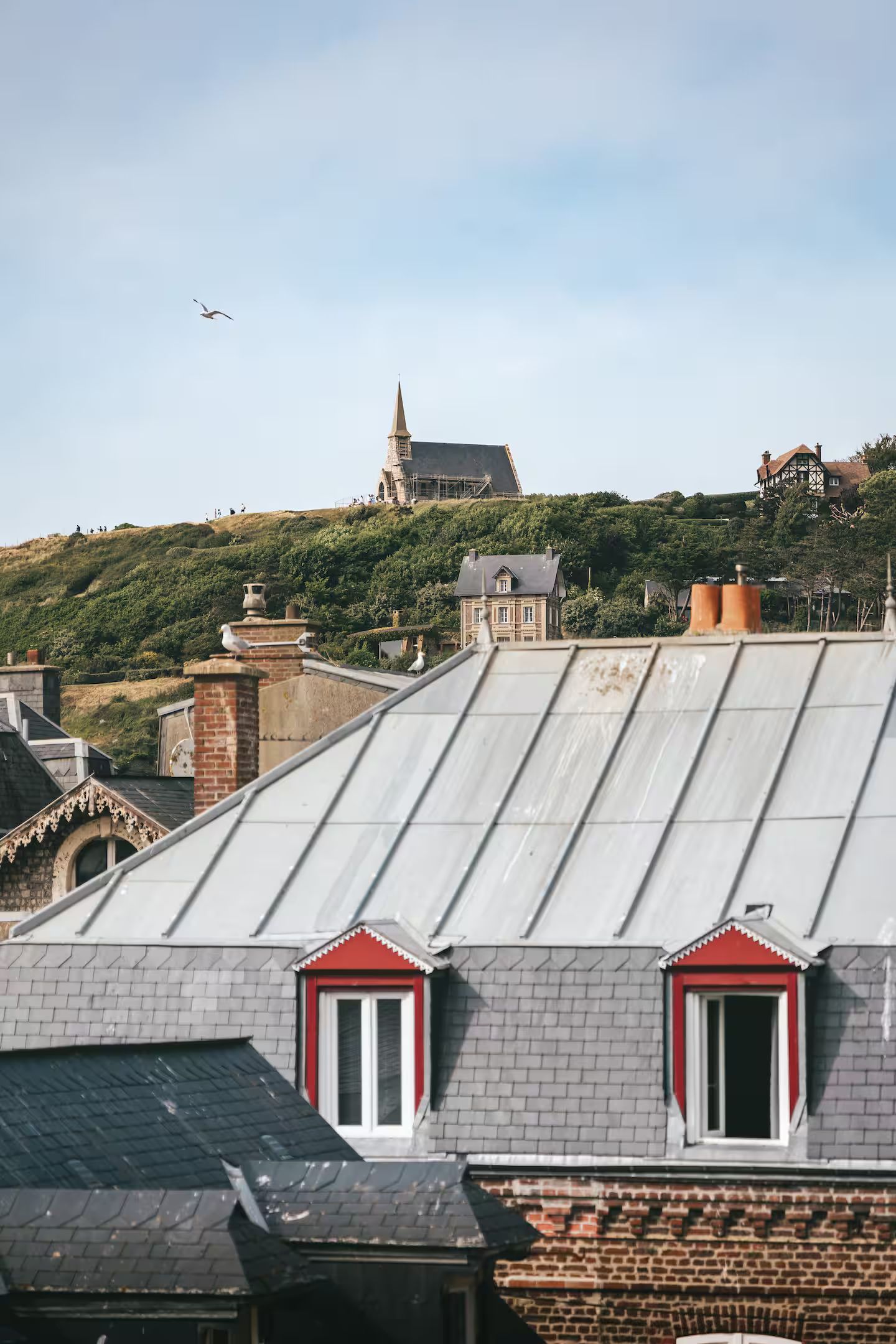 Une vue sur les toits d'une ville avec une église en arrière-plan.