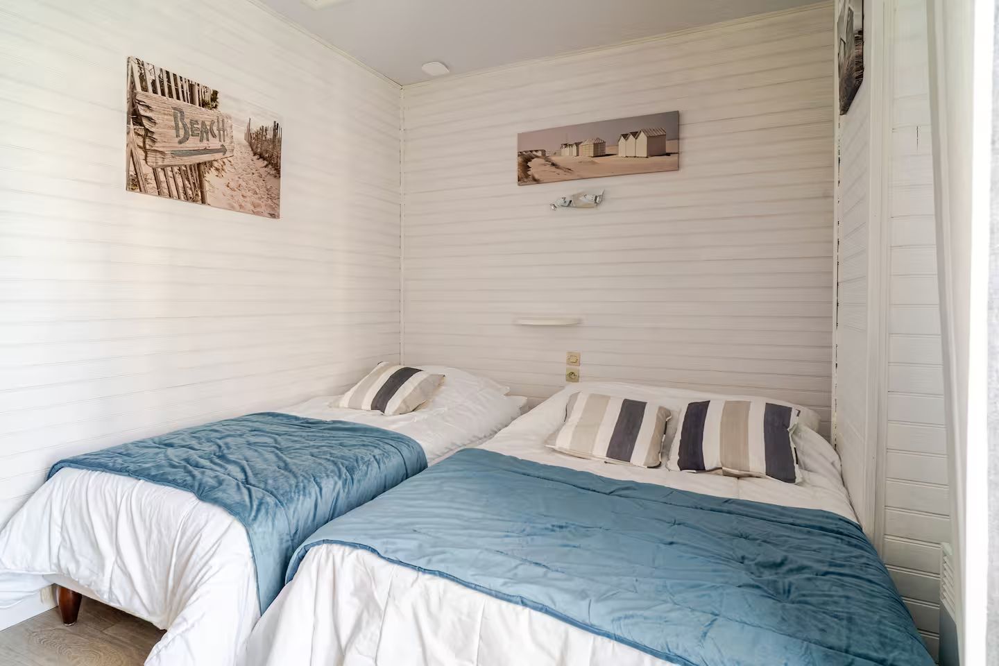 Photo de 2 lits dans une chambre, un lit double et un lit simple