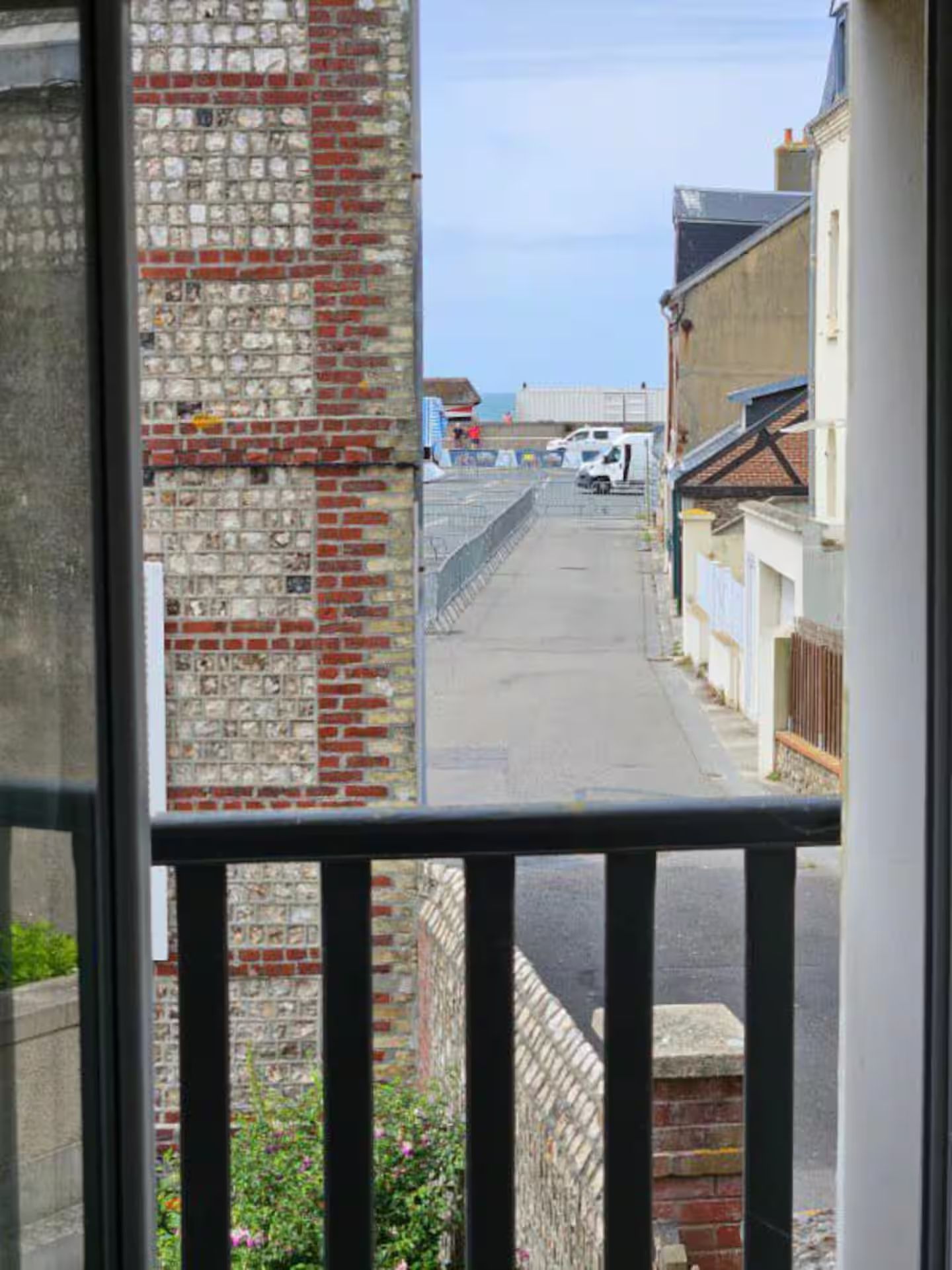 Vue sur la rue avec accès direct à la plage