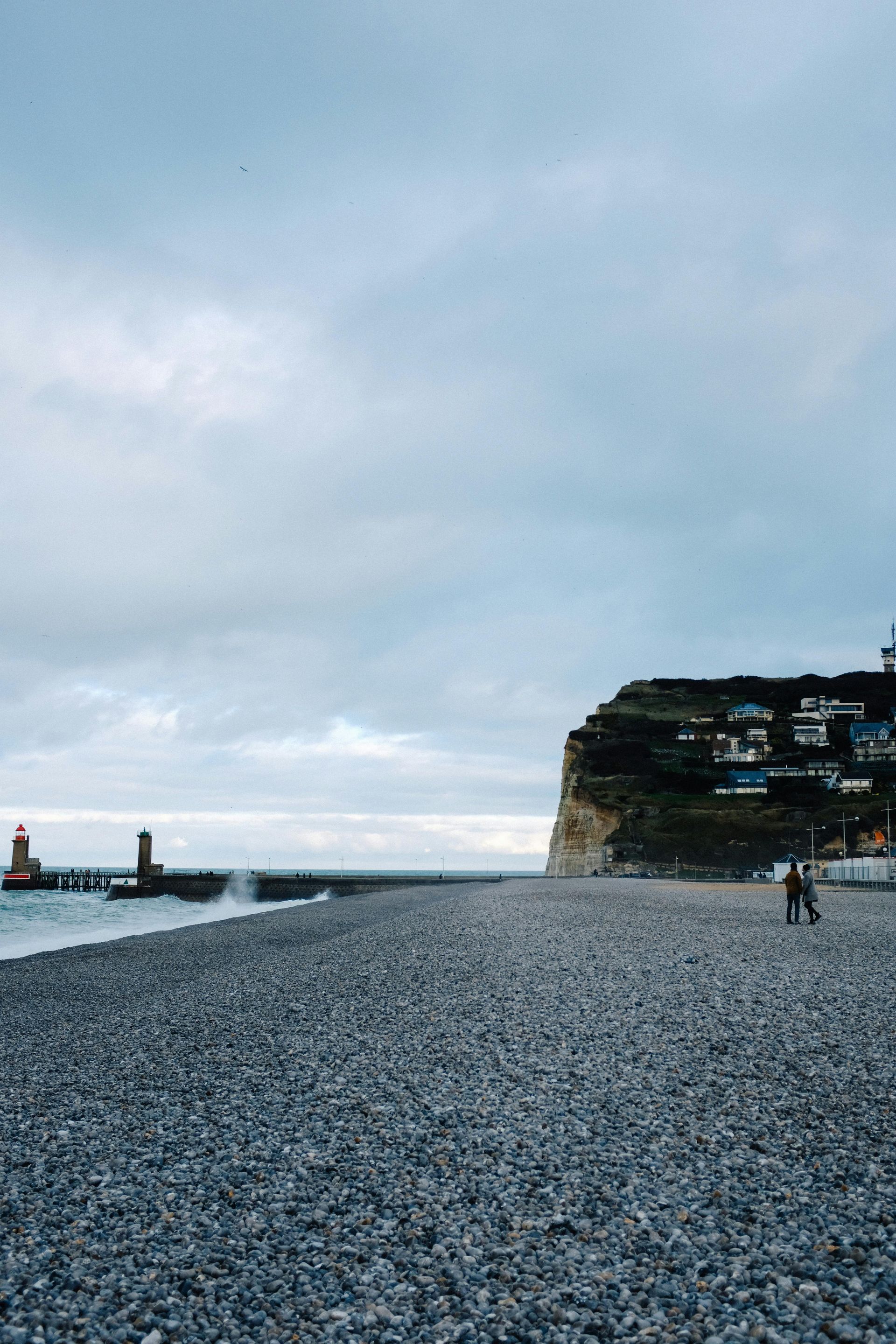 Promenade et vue sur le phare de Fécamp
