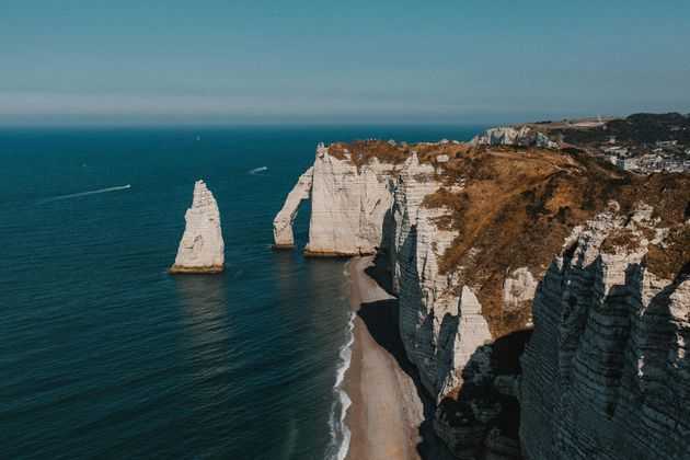 Vue sur les falaises d'Etretat pour représenter la conciergerie des falaises à Etretat