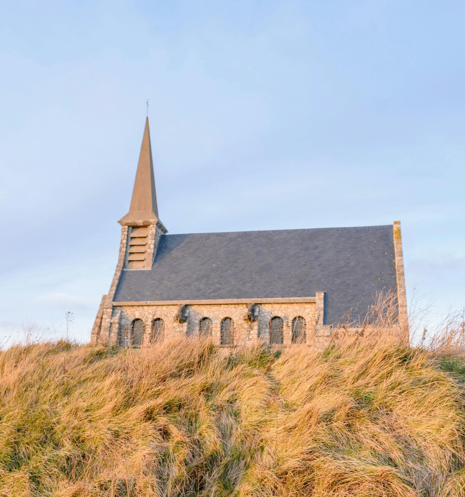Eglise en haut de la falaise d'Etretat