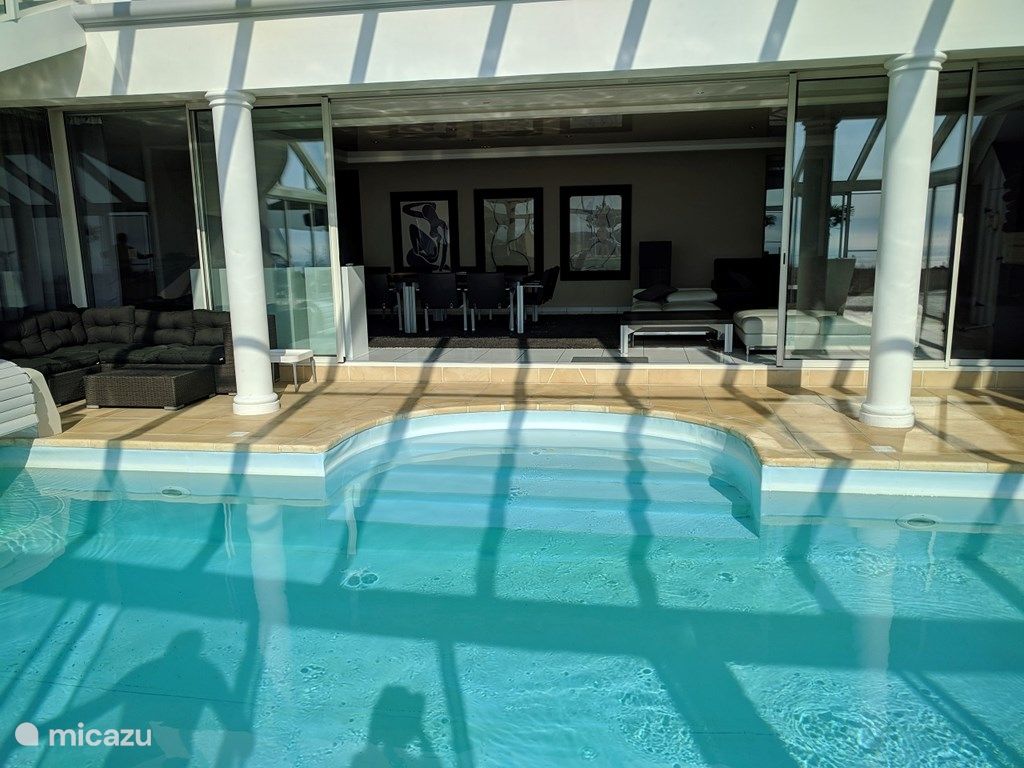 Piscine intérieure magnifique