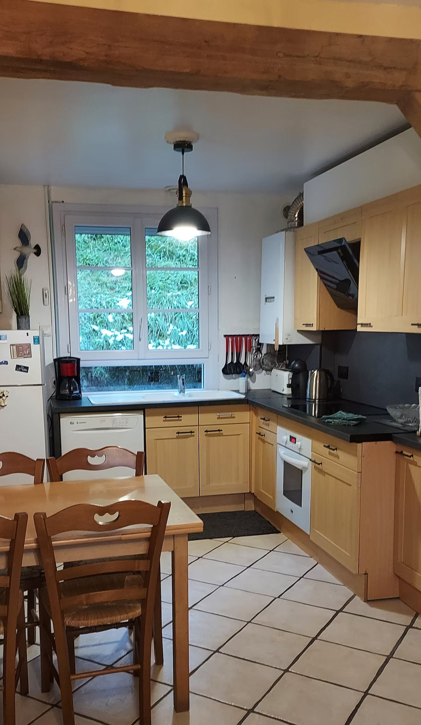 Une cuisine avec une table et des chaises