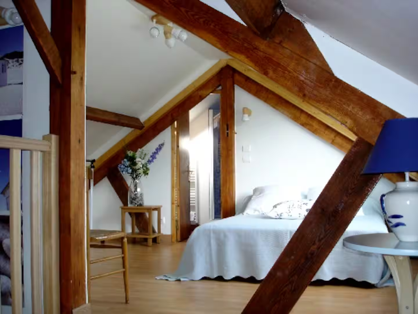 Une chambre avec un lit et une lampe bleue