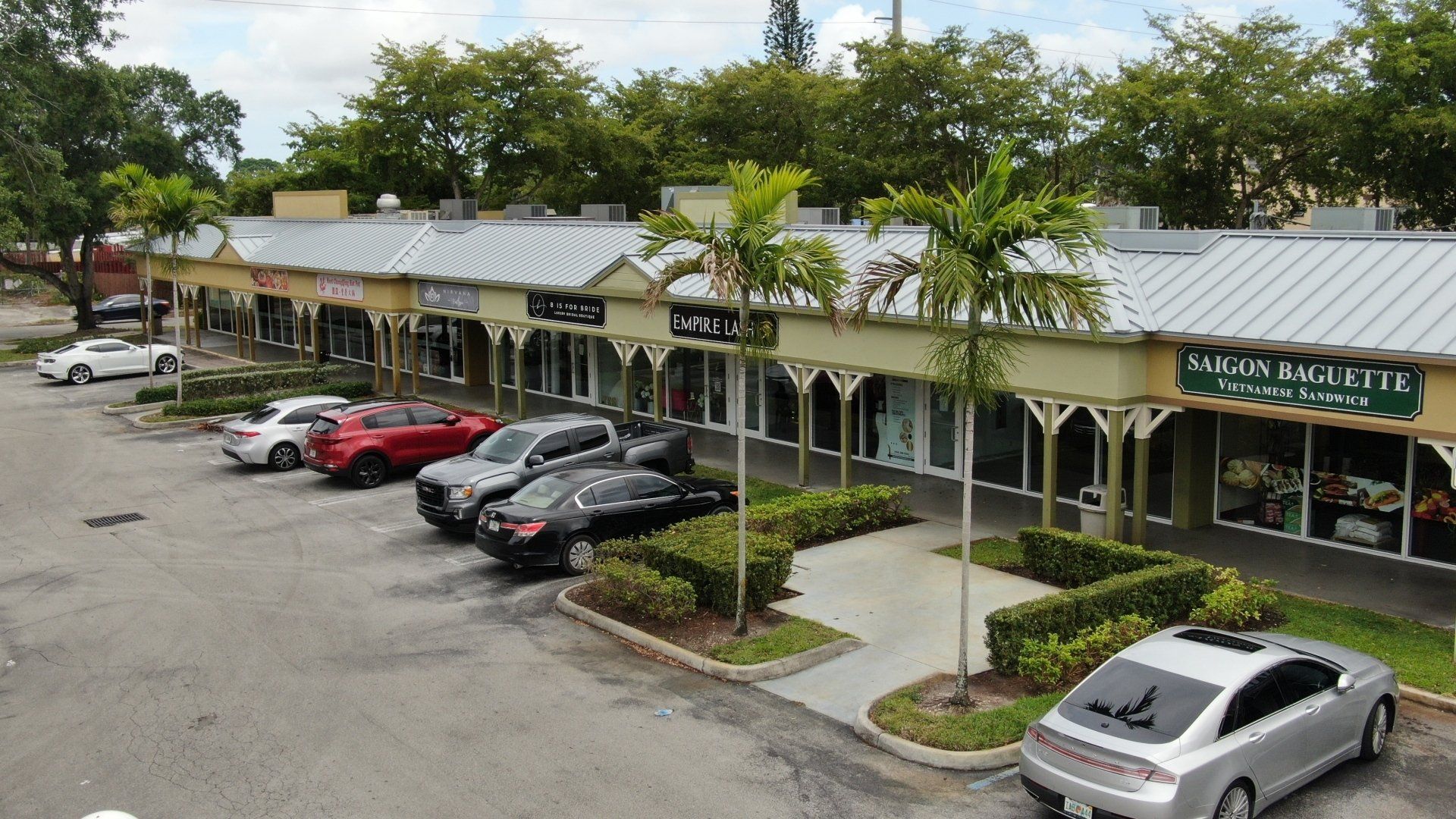 Lincoln Park Plaza with Parking