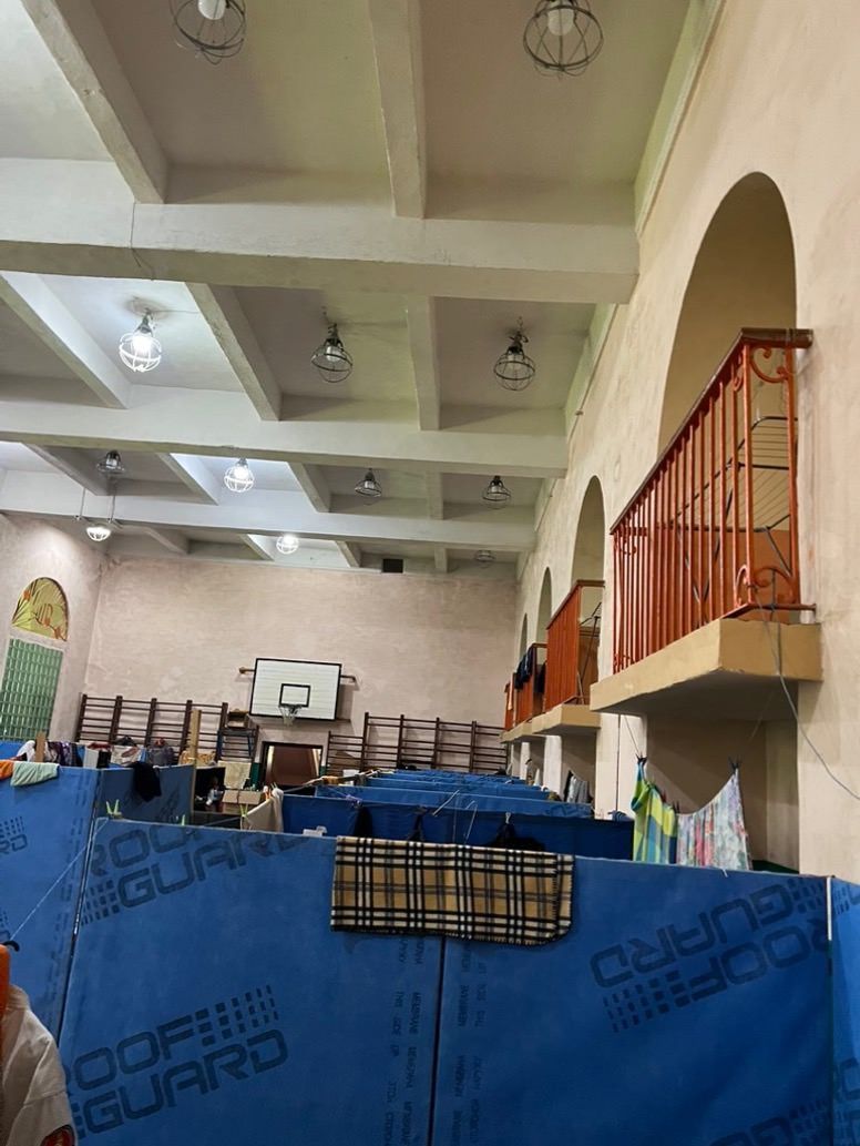 Auffanglager für Binnenflüchtlinge in der Sporthalle der Universität