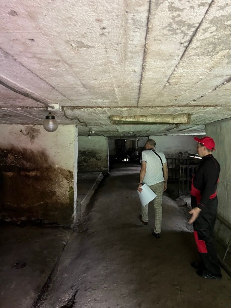 Nasser Unterbau des Waisenhauses
