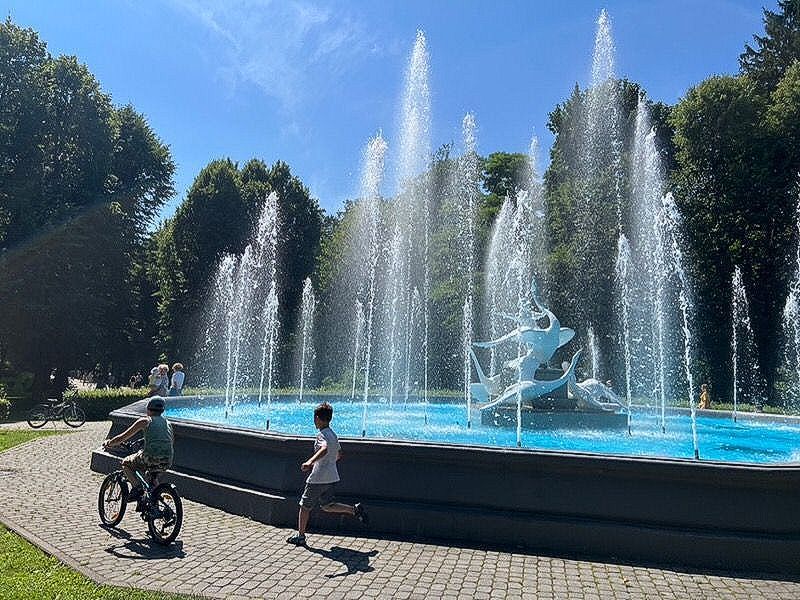 Park in Lemberg mit spielenden Kindern, die den Krieg kurz vergessen lassen