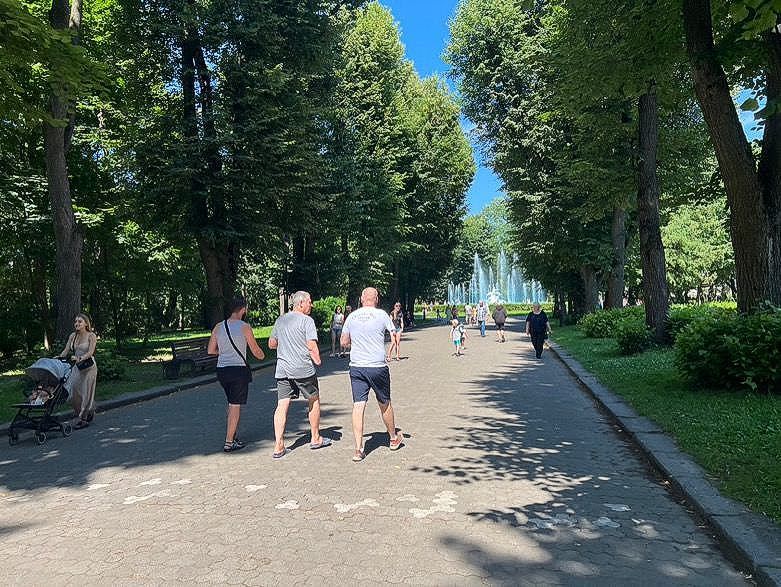 Park in Lemberg. Männer vom Krieg gezeichnet. Jedem fehlt eine Gliedmasse