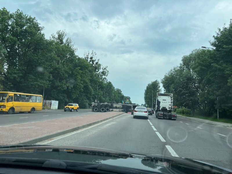 Polizeibarriere zur Kontrolle von passierenden Ukrainern.