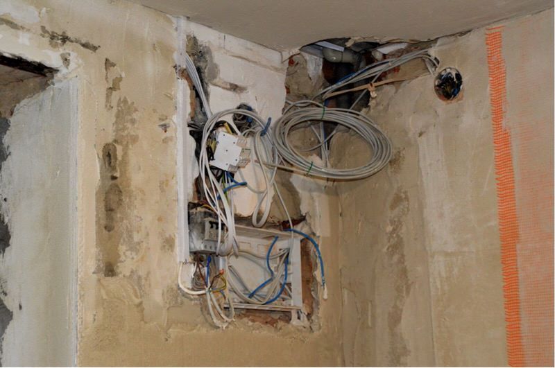 Provisorische Elektroinstallation im Waisenhaus