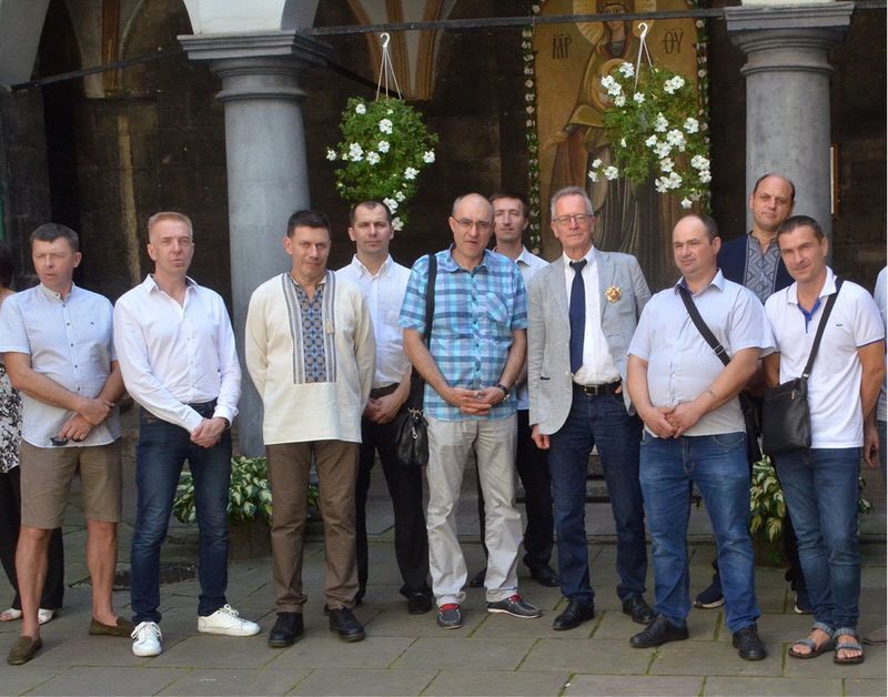 Sergey Tomashkov und sein Team an Helfern