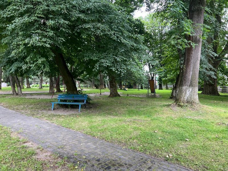 Veralteter Spielplatz im Garten des Waisenhauses