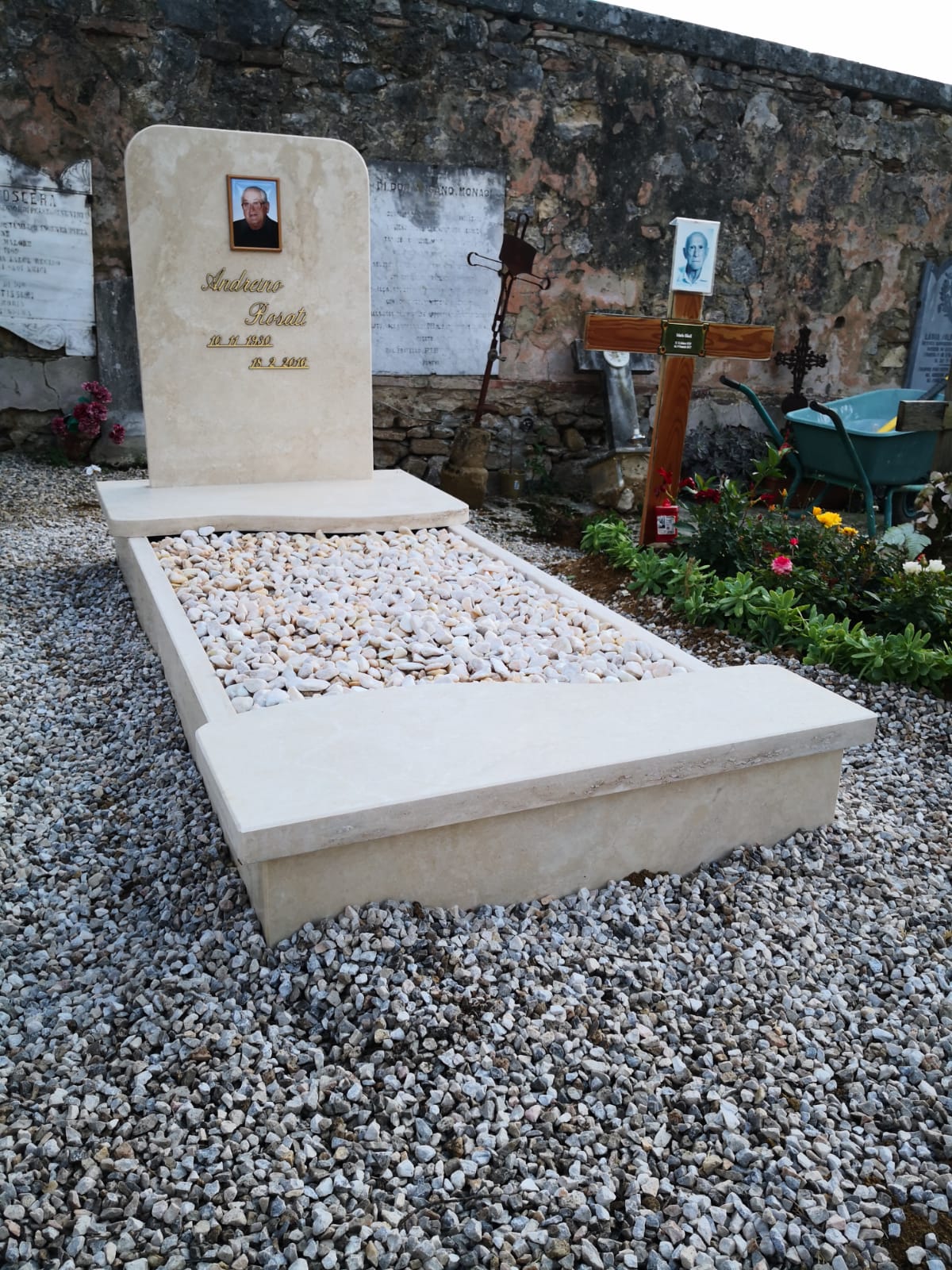 Una tomba con l'immagine di un uomo sopra