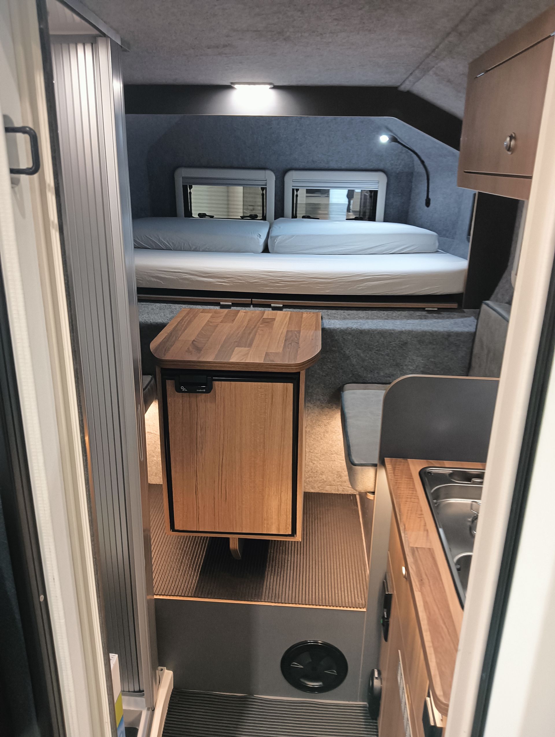 L'interno di un camper con due letti e un tavolo