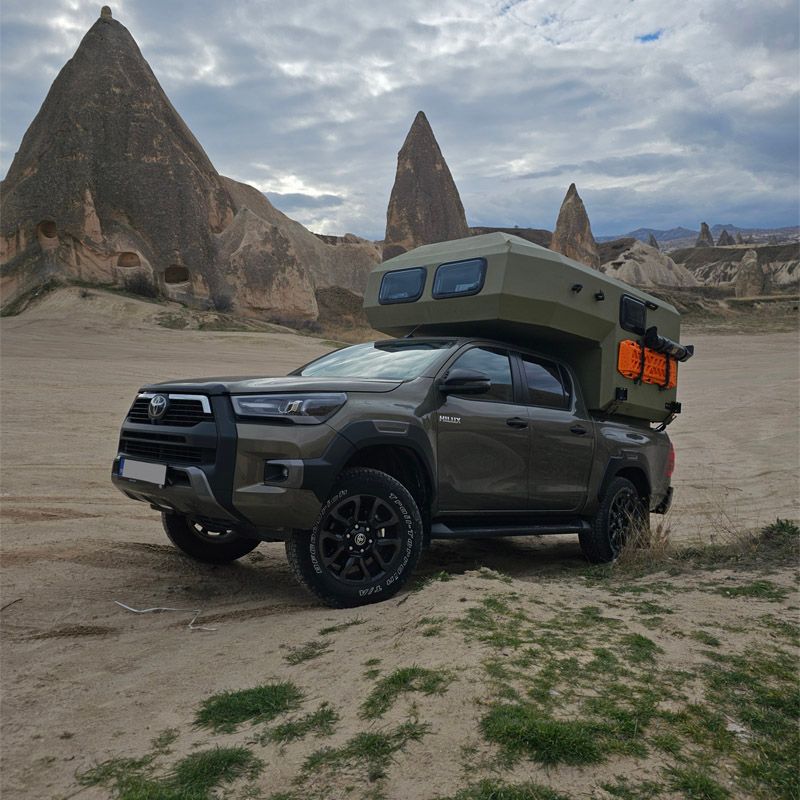Un camion con un camper sopra
