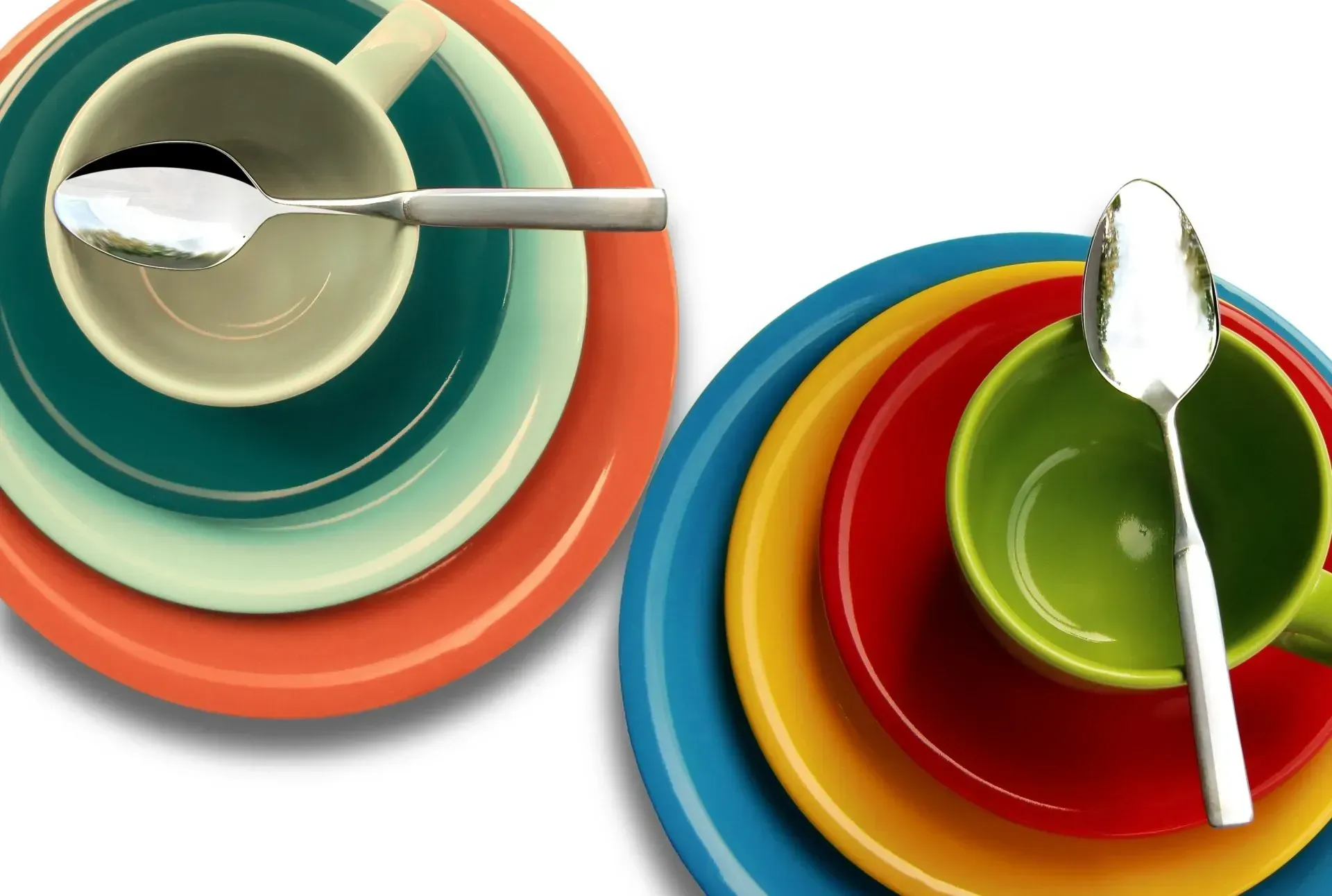 Piatti colorati impilati con tazze e cucchiai.