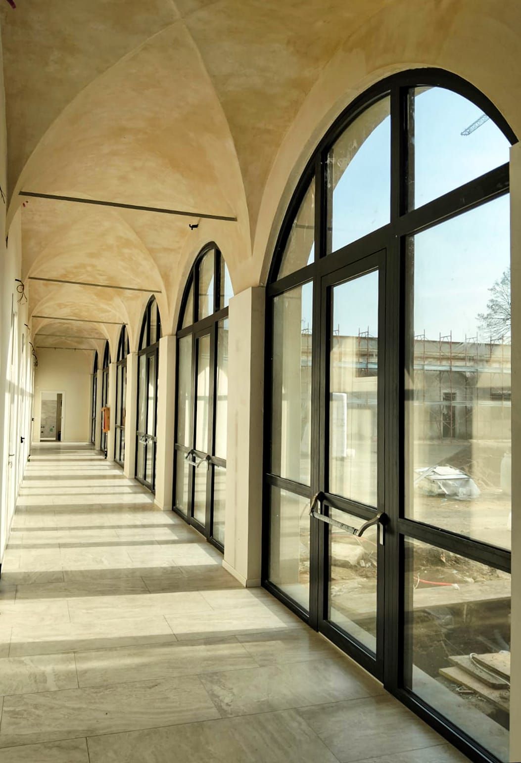 Portoncino blindato moderno in un ambiente residenziale elegante con finiture in legno e metallo.