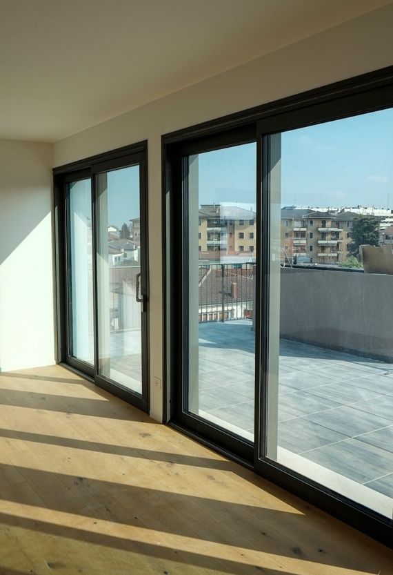 Portoncino blindato elegante in contesto residenziale moderno.
