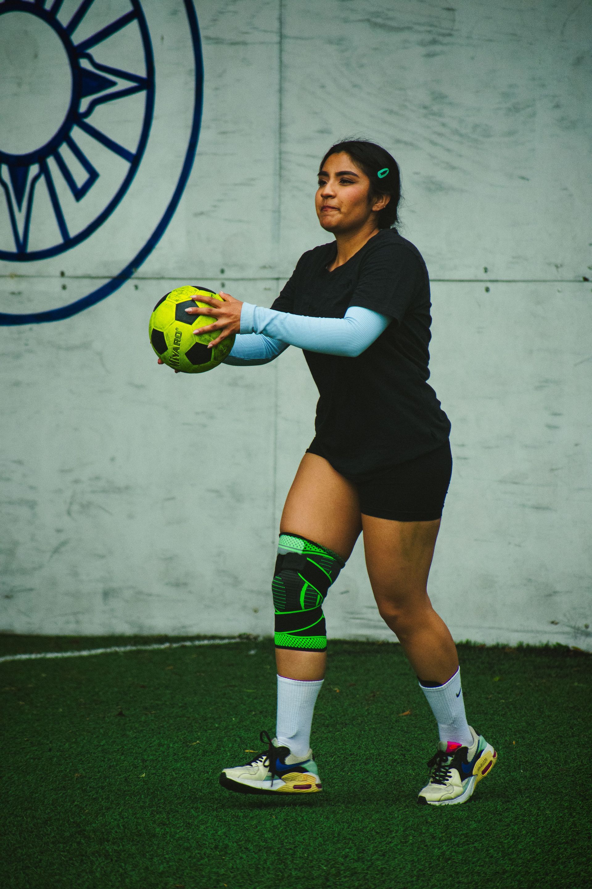 Basketball player with sports knee brace