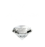 Diamante trasparente sfaccettato su sfondo bianco