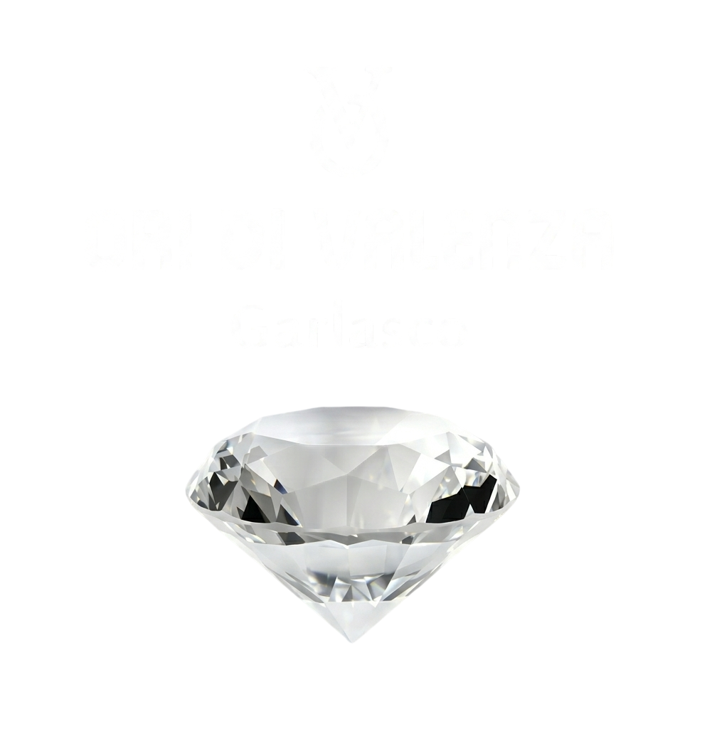 Diamante trasparente sfaccettato su sfondo bianco
