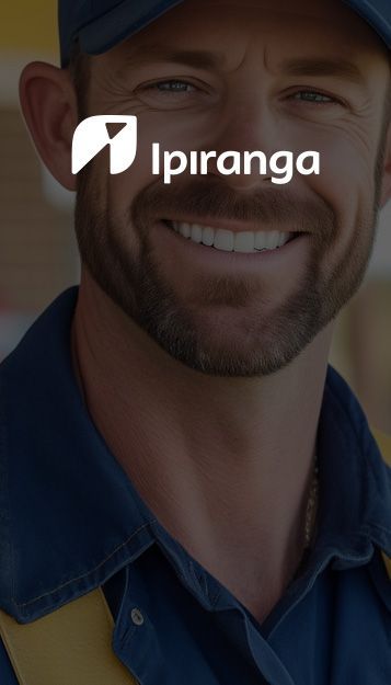 um homem de uniforme azul e amarelo está sorrindo na frente de um posto de gasolina