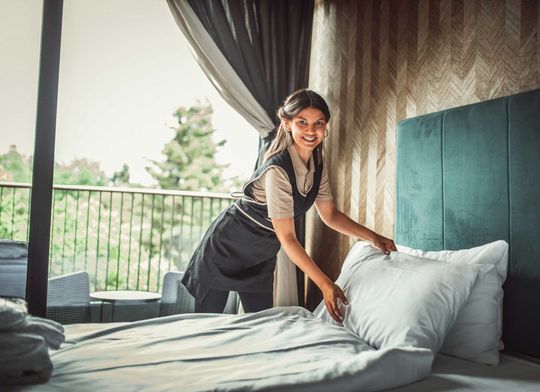 addetta alle pulizie di un albergo