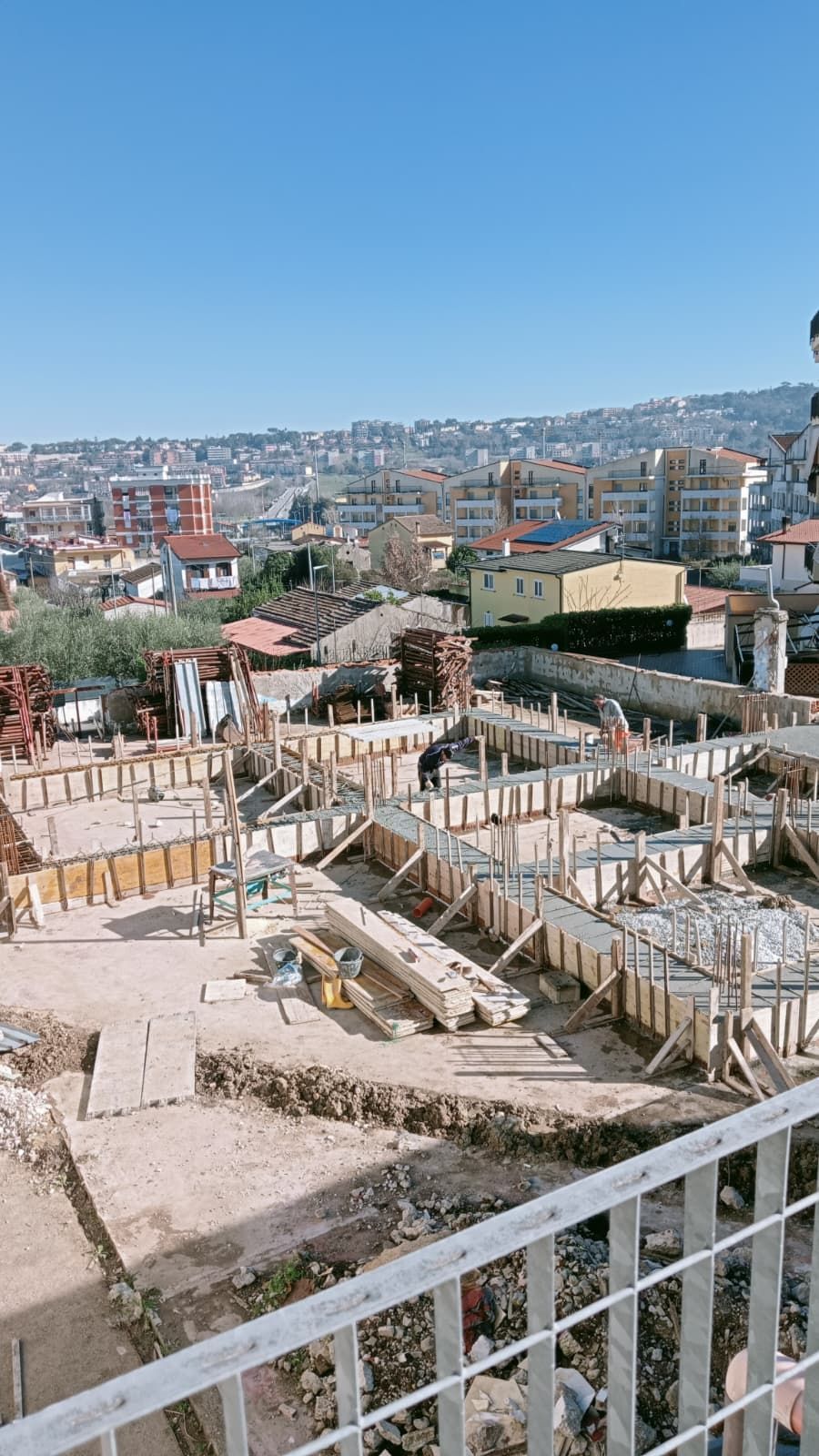 Cantiere edile con vista sullo skyline denso della città in una giornata limpida