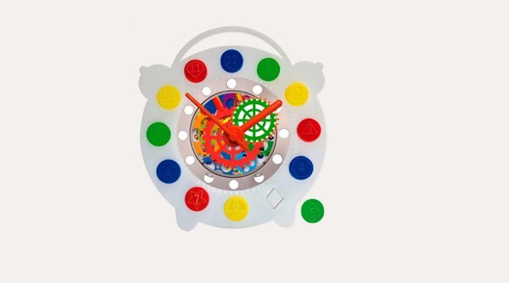 RELOJ GIGANTE CON RESAQUES GEOMÉTRICOS