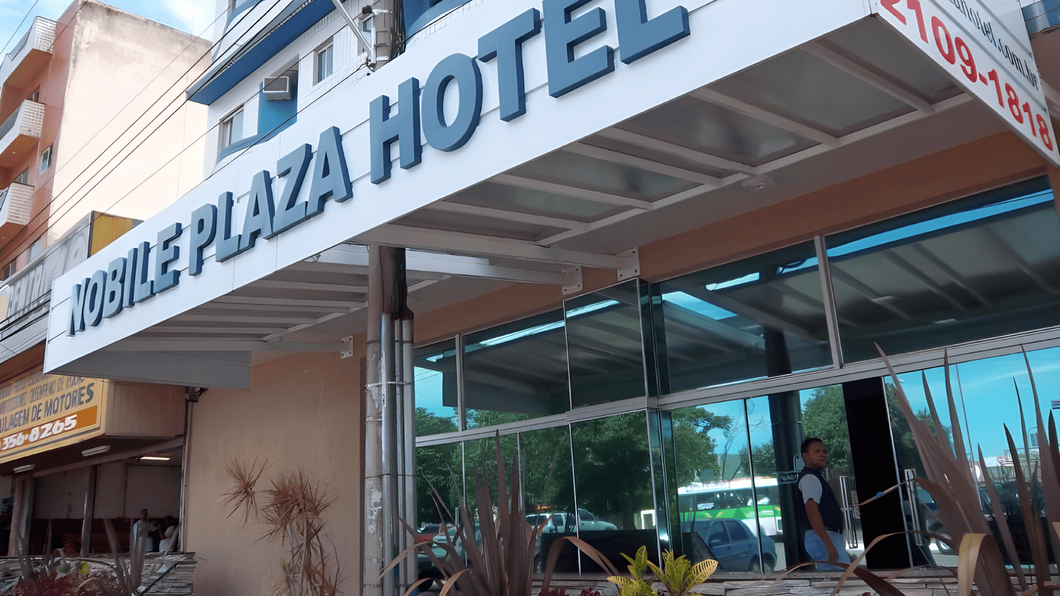 Um homem está parado em frente a um hotel móvel
