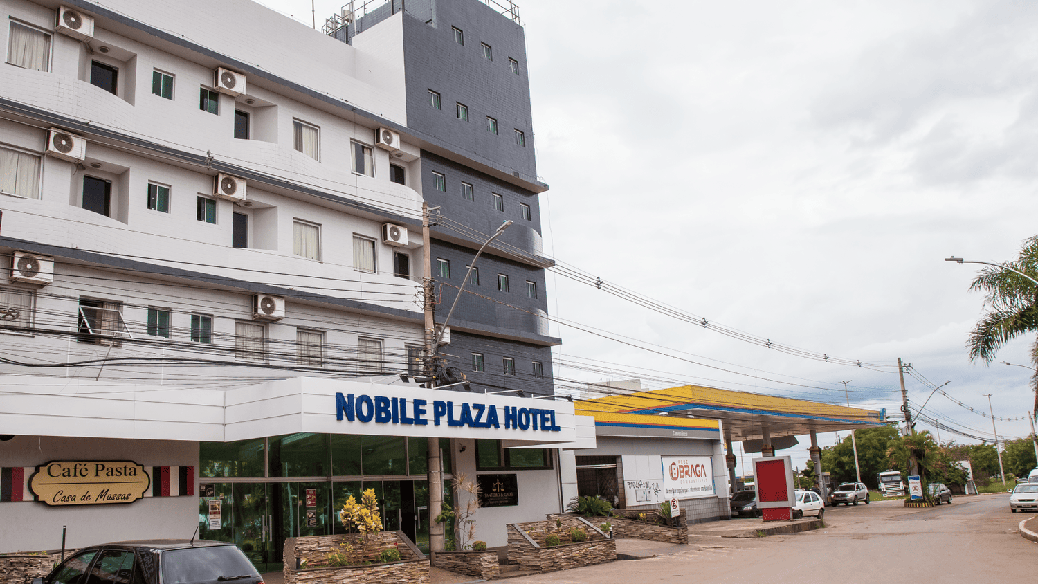 Um carro está estacionado em frente a um hotel móvel.
