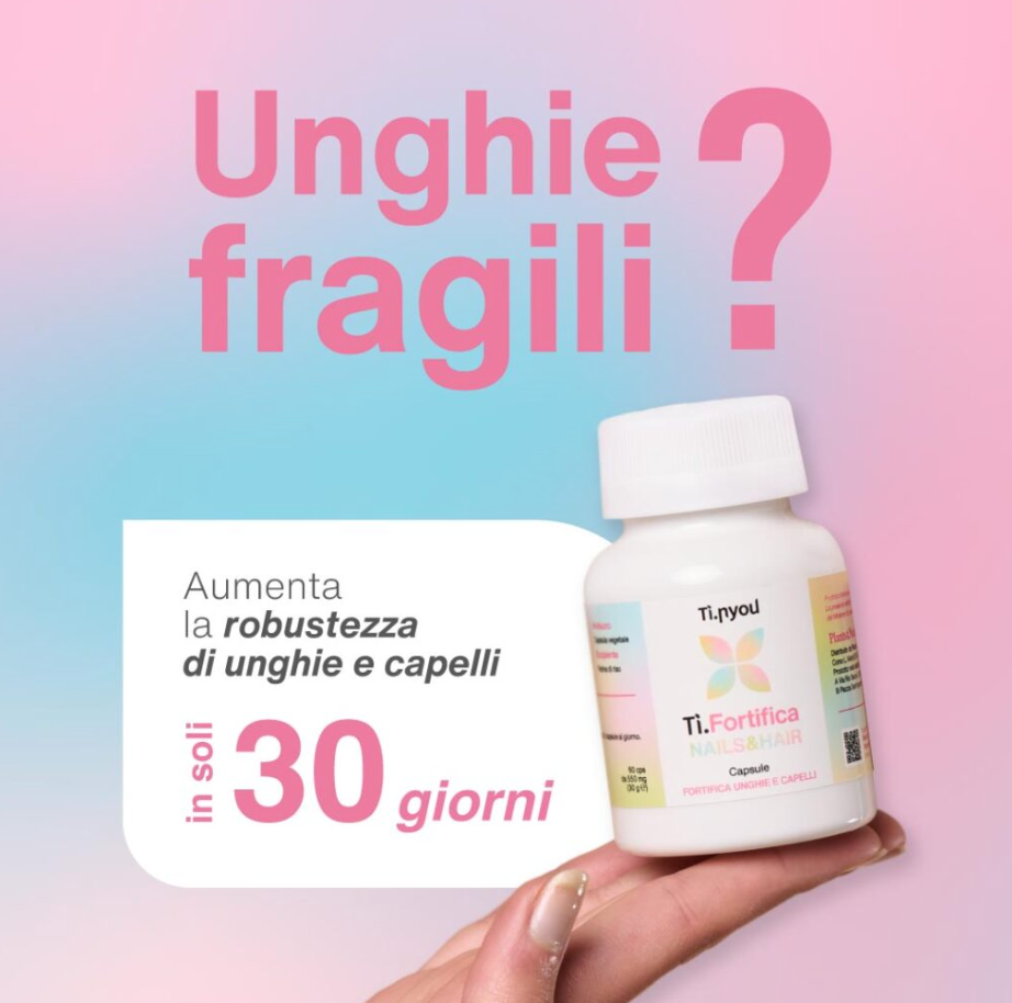 una donna tiene in mano una capsula e scrive
