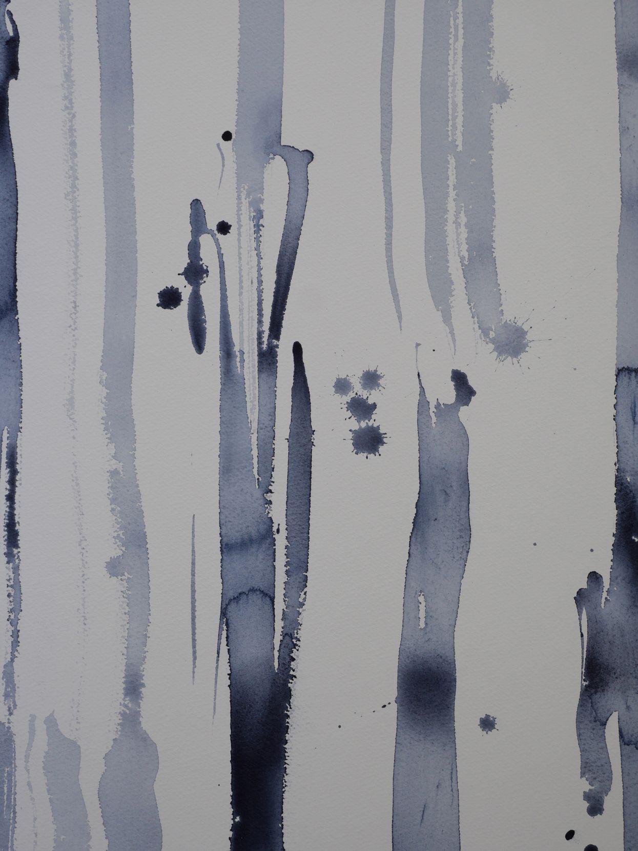 Abstracte aquarel met donkerblauwe verticale druppels en spetters op een lichtgrijze achtergrond.