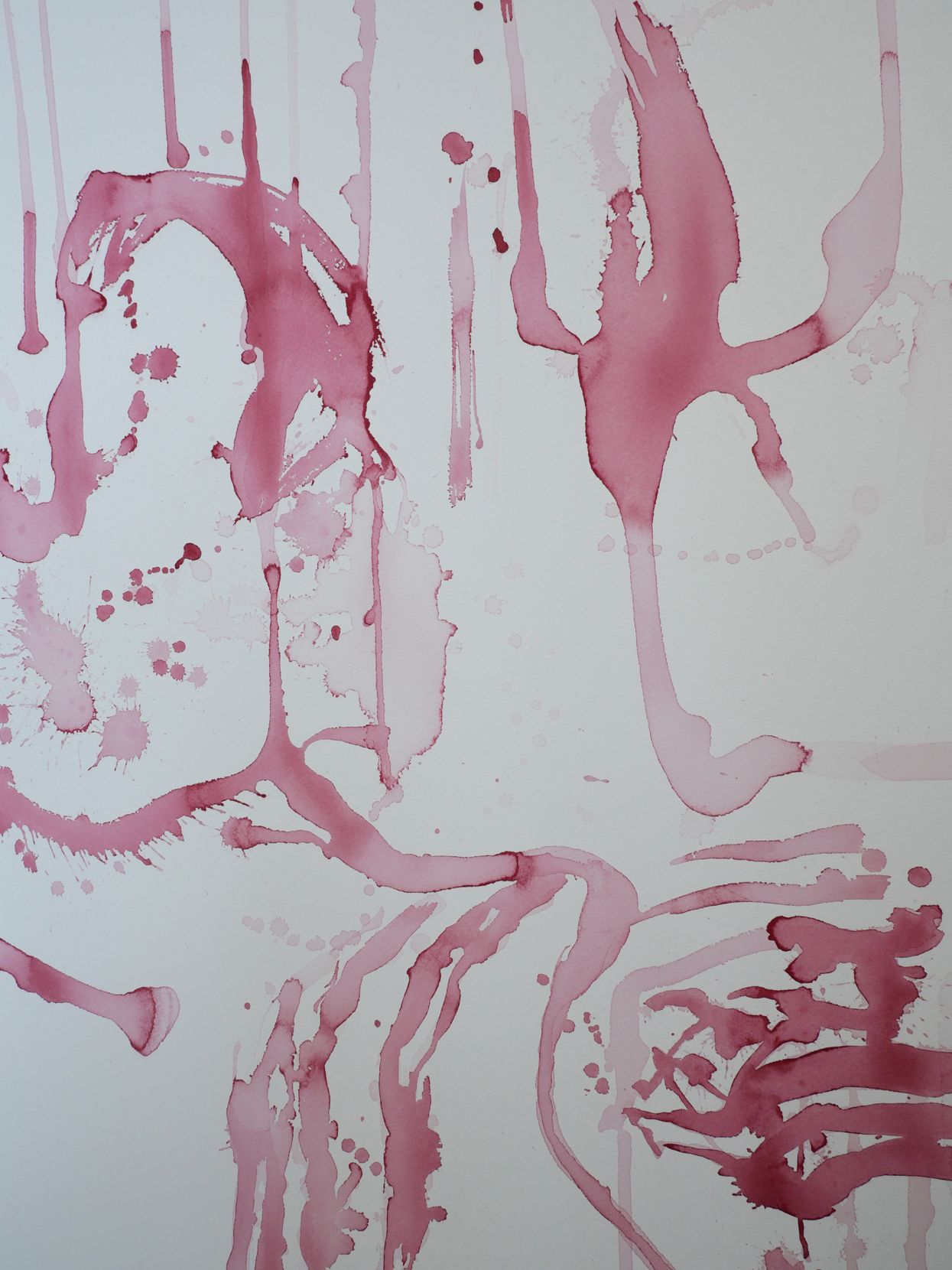 Abstracte rode inkt- of wijnspatten en -druppels die langs een witte achtergrond naar beneden vloeien en organische, aderachtige patronen vormen.
