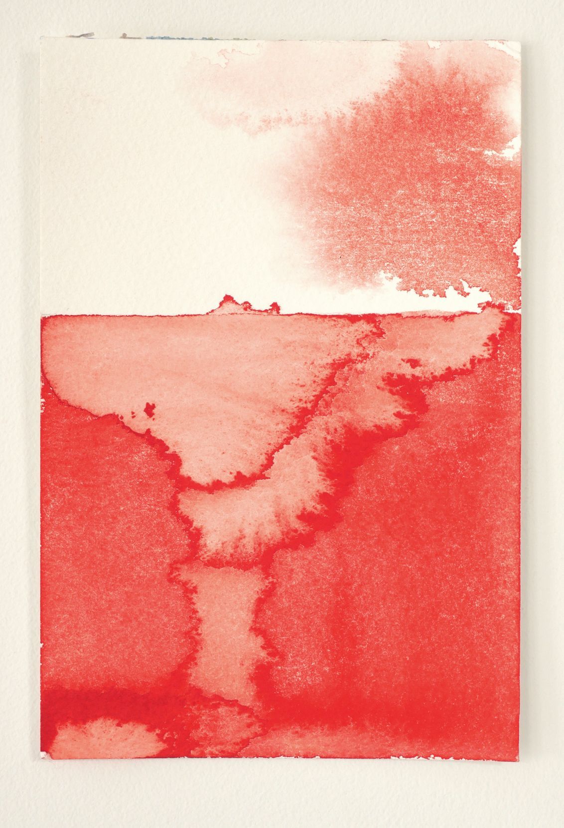 Abstracte aquarel met een helderrode horizontale verfband met uitlopende texturen tegen een witte achtergrond.