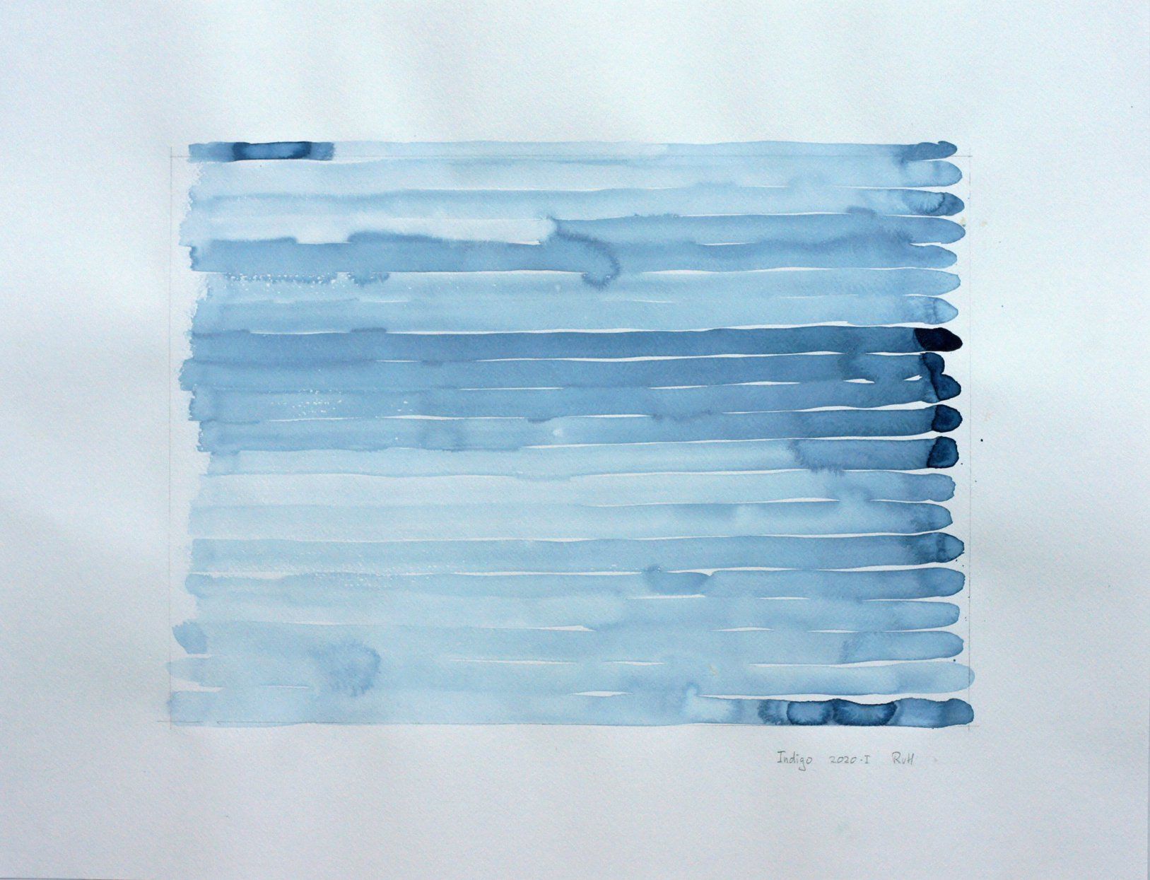 Aquarel schilderij van horizontale blauwe strepen met variërende verzadiging en textuur op een witte achtergrond.