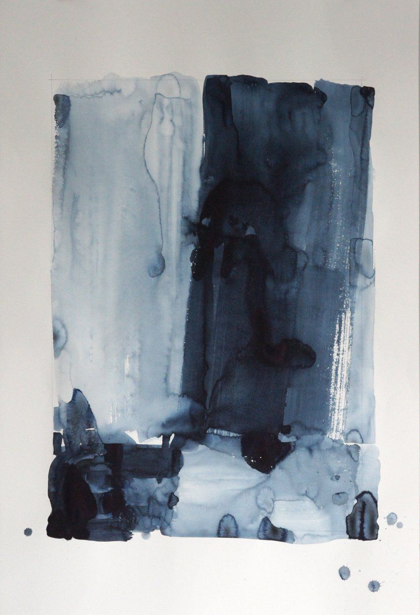 Abstracte aquarel met verticale blokken diepblauwe en lichtgrijze tinten en organische, inktachtige texturen.