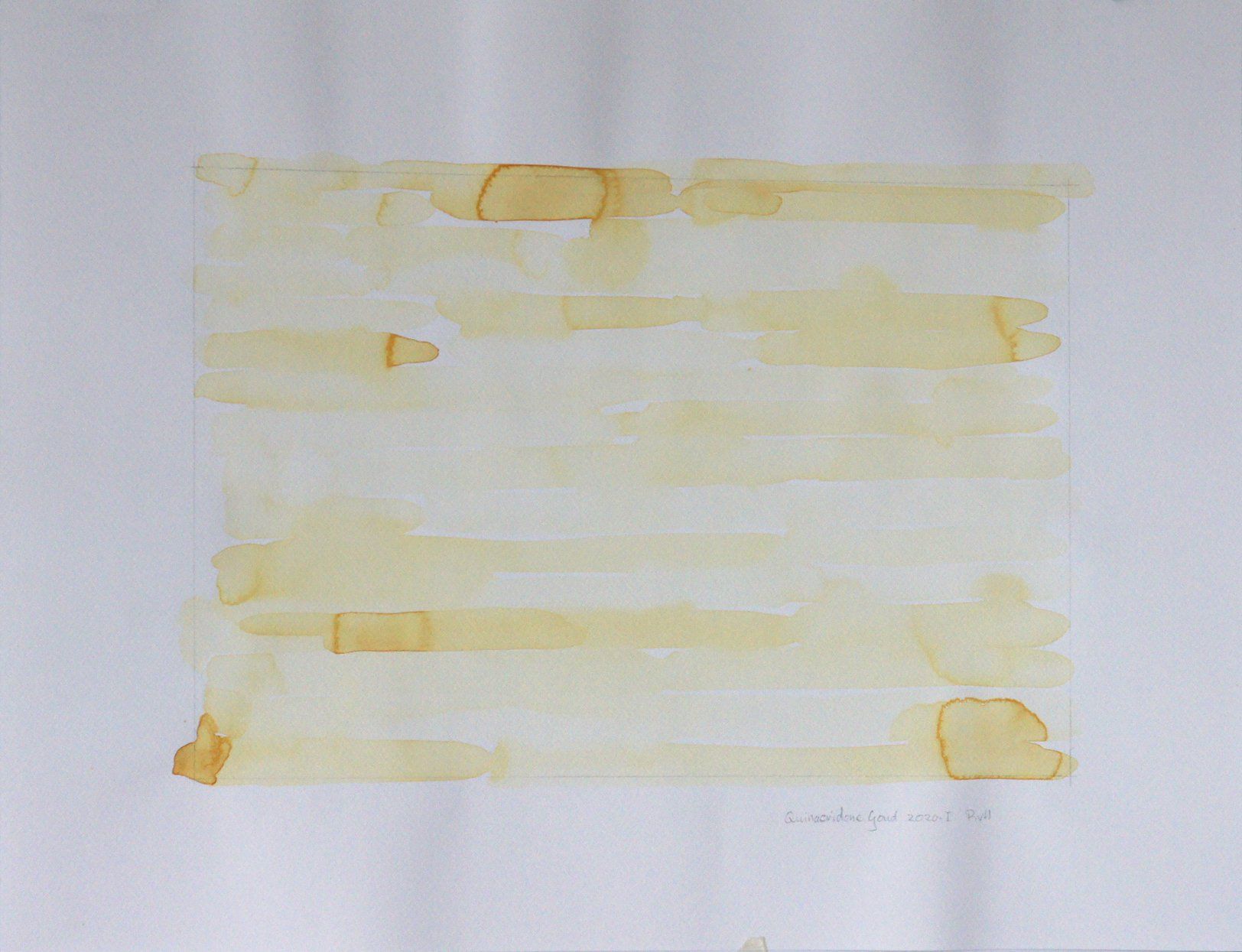 Horizontale aquarelstreken in lichtgele tinten op wit papier, met donkerder pigment aan de randen.