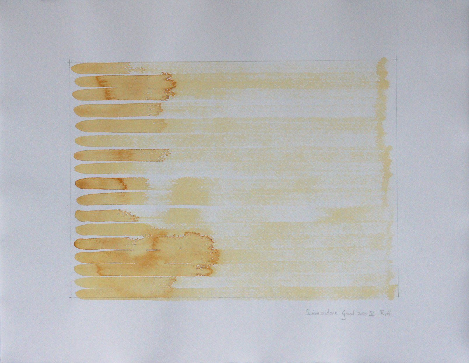 Een abstract kunstwerk met horizontale, goudbruine aquarelstrepen en organische, gelaagde pigmentvlakken.
