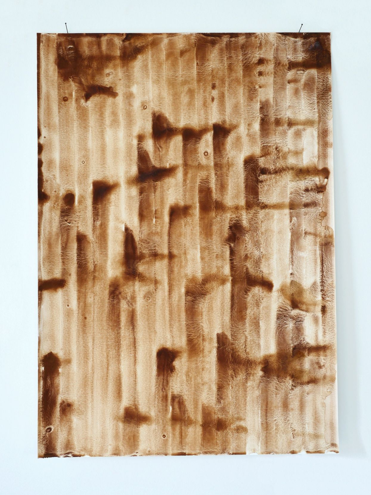 Een abstract schilderij met verticale bruine penseelstreken en gestructureerde, gelaagde vlakken op een lichte achtergrond.