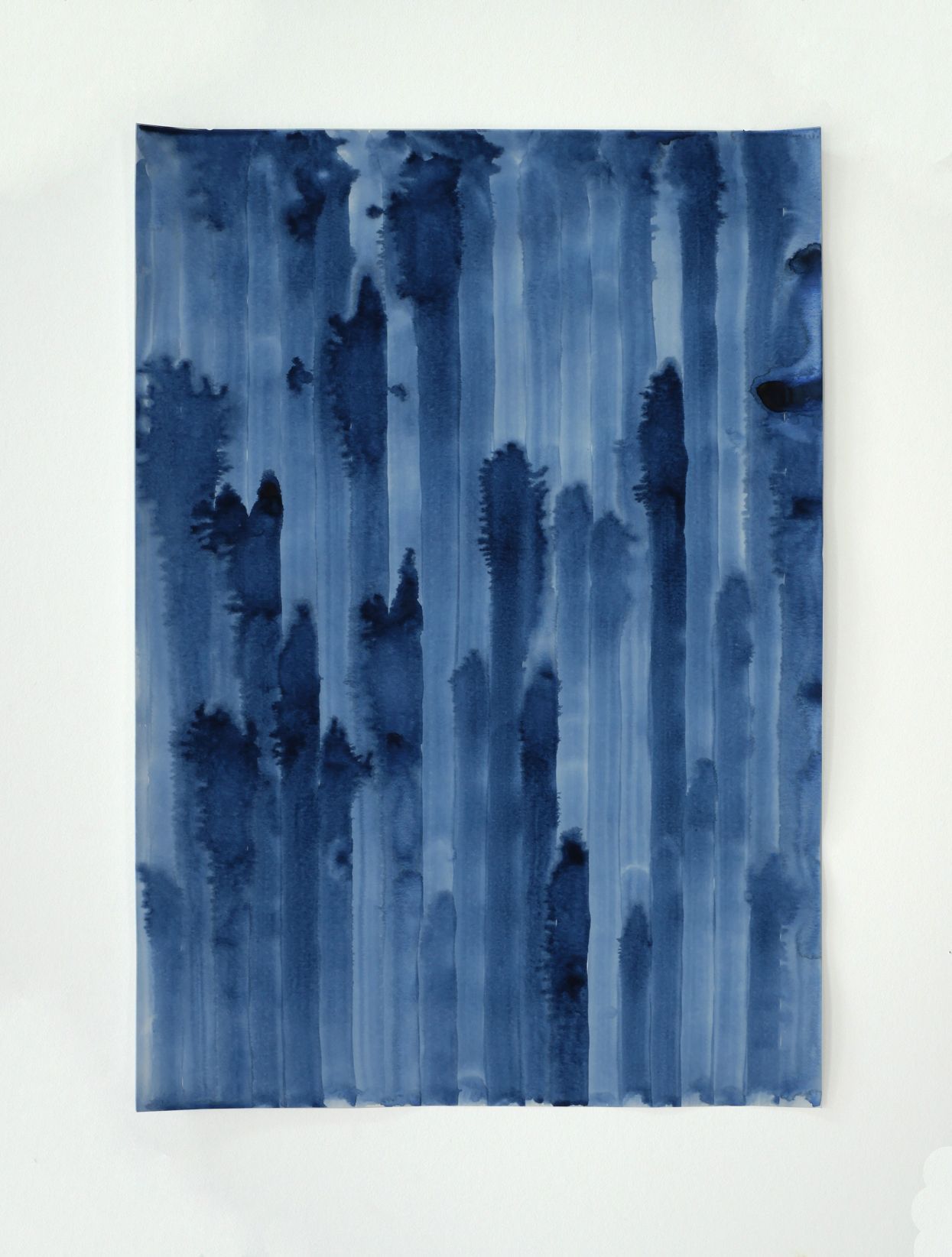 Abstracte blauwe aquarel met verticale strepen en een subtiel, spookachtig gezicht dat bovenaan tevoorschijn komt.