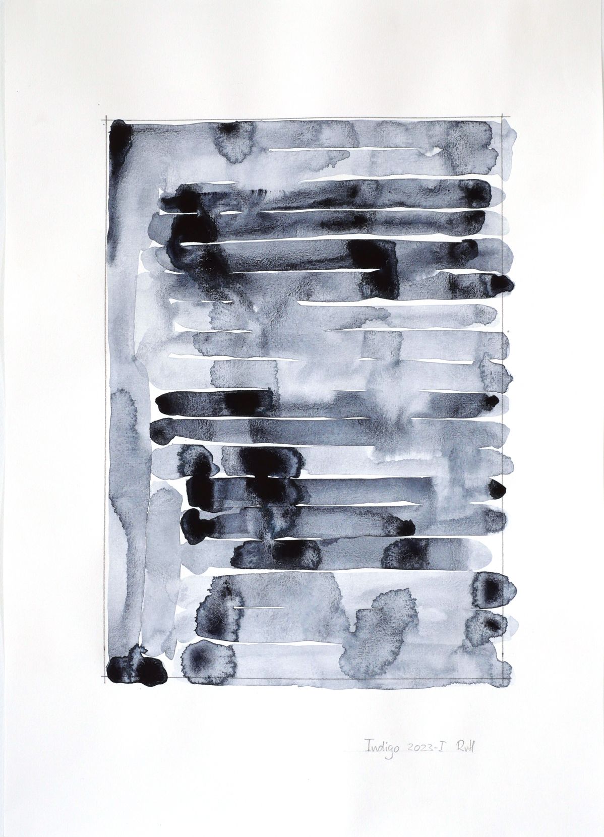 Abstract kunstwerk met gelaagde, horizontale grijze aquarelstrepen op een witte achtergrond, met daaronder een handtekening.